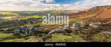 Dies ist curbar Dorf gesehen von oben Curbar Kante im Peak District National Park. Stockfoto