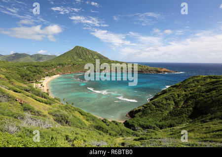 Hanauma Bay mit Koko Head Krater auf dem Hintergrund, Oahu, Hawaii Stockfoto