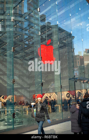 Der Apple Store in der Upper West Side in New York zeigt das beleuchtete Logo (ROT) Kennzeichnung Welt-AIDS-Tag am Samstag, 1. Dezember 2018. Apple spendet 1 $ für jede Transaktion mit Apple unternehmensweit zu den Global Fund. 400 Apple Stores haben ihr Logo in (ROT) eingerichtet. (Â© Richard B. Levine) Stockfoto