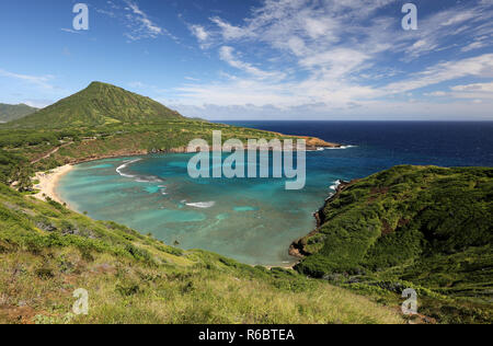 Hanauma Bay mit Koko Head Krater auf dem Hintergrund, Oahu, Hawaii Stockfoto