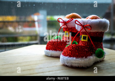 Gesunde Weihnachten behandeln. Mandarin in Santa Schuh. Stockfoto
