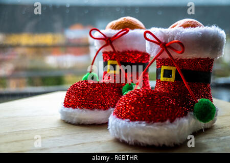 Gesunde Weihnachten behandeln. Mandarin in Santa Schuh. Stockfoto