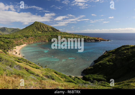 Hanauma Bay mit Koko Head Krater auf dem Hintergrund, Oahu, Hawaii Stockfoto