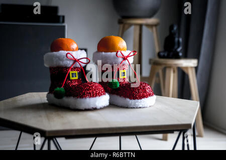 Gesunde Weihnachten behandeln. Mandarin in Santa Schuh. Stockfoto