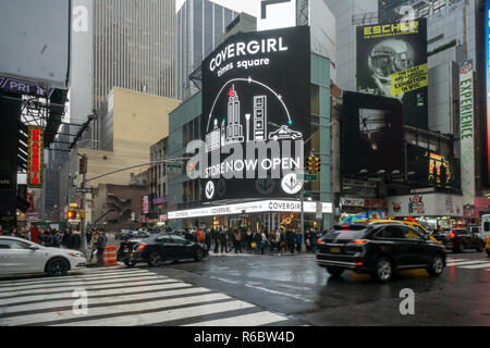 Ein Zeichen wirbt die Eröffnung der Coty CoverGirl Schönheit und Kosmetik store am Times Square in New York, am Sonntag, 2. Dezember 2018. (© Richard B. Levine) Stockfoto