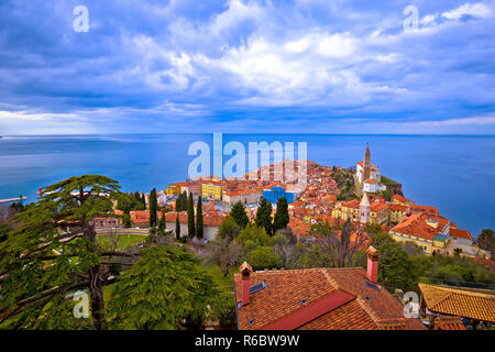 Idyllischen Küstenort Piran an Adria küste Antenne anzeigen Stockfoto