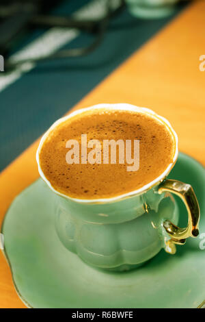 Türkischer Kaffee in einer grünen Schale Stockfoto