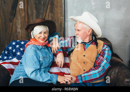 Amerikanische senior Paar tragen stilvolle Cowboyhut schöne Umarmung Stockfoto