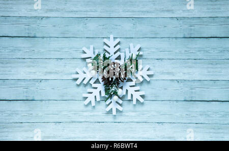 Weihnachten Schneeflocke auf Holz- Hintergrund, Ansicht von oben Stockfoto