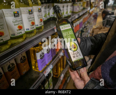 Ein shopper wählt eine Flasche Primal Küche Marke Bio Avocadoöl in einem Supermarkt in New York am Donnerstag, 29. November 2018. Kraftpapier Heinz angekündigt, es wird die paleo Diät Gewürz kaufen und Dressing unternehmen Primal Küche für $ 200 Millionen. (Â© Richard B. Levine) Stockfoto