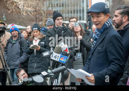 New York City Rat Mitglied Ydanis Rodriguez, rechts, mit anderen Mitgliedern des Rates und den Transport Anhänger auf einer Pressekonferenz am Mittwoch, 28. November 2018 auf die Schritte der NY City Hall diskutieren noch ausstehender Rechtsvorschriften, die elektroroller legalisieren würden und E-Bikes auf den Straßen der Stadt. (Â© Richard B. Levine) Stockfoto