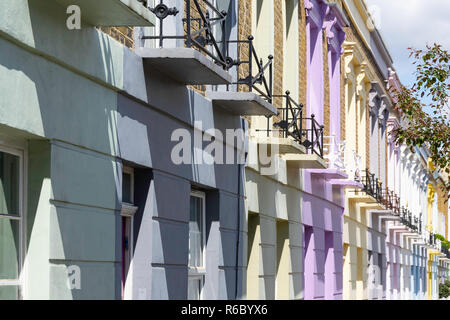 Bunte Reihe der Reihenhäuser, Hartland Road, Camden Town, Londoner Stadtteil Camden, Greater London, England, Vereinigtes Königreich Stockfoto