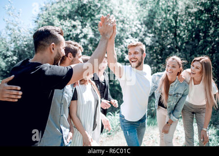 Beste Freunde geben einander ein hoch fünf. Stockfoto