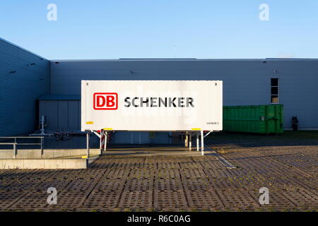 KLADNO, tschechische Republik - 4. DEZEMBER 2018: DB Schenker die Deutsche Bahn Deutsche Bahn AG Logistik Firmenlogo auf Shipping Container Stockfoto