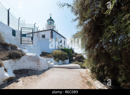 Blick auf Akrotiri lighthouse - Santorini Kykladen Insel - Ägäis - Griechenland Stockfoto