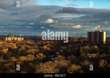 Ein Blick auf die Innenstadt von einem Hochhaus. Mit Humber River mit einem Park als Hintergrund. Stockfoto