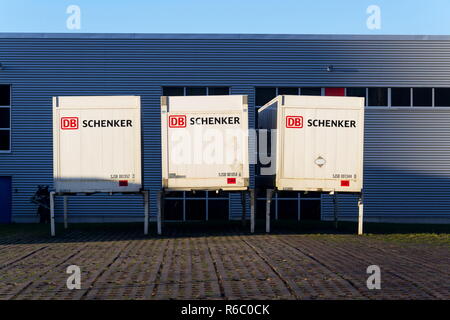 KLADNO, tschechische Republik - 4. DEZEMBER 2018: DB Schenker die Deutsche Bahn Deutsche Bahn AG Logistik Firmenlogo auf Shipping Container Stockfoto