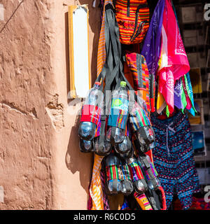 SAN PEDRO DE ATACAMA, CHILE - 18. Januar 2018: Fälle für Flaschen auf dem lokalen Markt. Mit selektiven Fokus Stockfoto