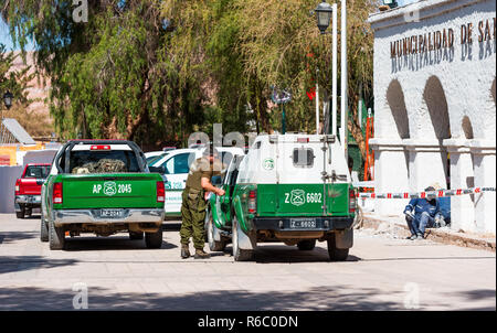 SAN PEDRO DE ATACAMA, CHILE - 18. JANUAR 2018: Ansicht der Polizei Autos in der Innenstadt Stockfoto