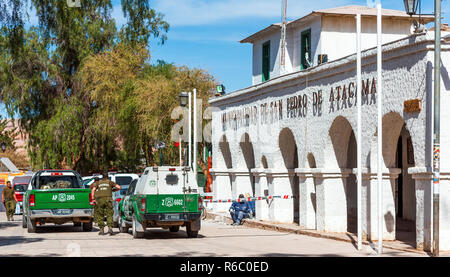 SAN PEDRO DE ATACAMA, CHILE - 18. JANUAR 2018: Ansicht der Polizei Autos in der Innenstadt Stockfoto