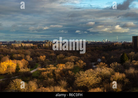 Ein Blick auf die Innenstadt von einem Hochhaus. Mit Humber River mit einem Park als Hintergrund. Stockfoto