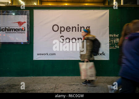 Ein Zeichen kündigt die bevorstehende Ankunft eines weiteren WeWork co-Arbeitsraum Lage in Midtown Manhattan in New York am Sonntag, 2. Dezember 2018. (© Richard B. Levine) Stockfoto