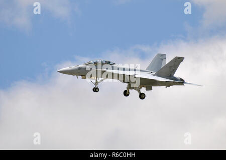 BOSSIER CITY, LA, USA-SEPT. 15, 2009: eine McDonnell Douglas F/A-18 Hornet von Strike Fighter Squadron 122 (VFA-122), fliegt über die Stadt en route Stockfoto