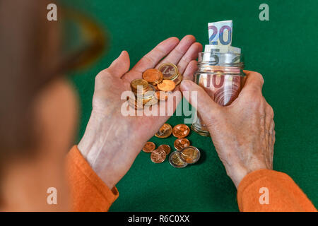 Symbolische Foto, Pension, Senior, Hände, Geld, Einsparungen Zinn, Symbolfoto, Rente, Seniorin, Haende, Geld, Sparbuechse Stockfoto