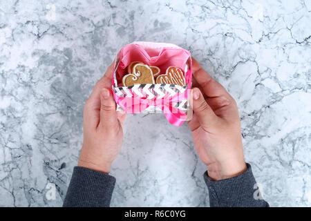 Diy Weihnachten Geschenkverpackung. Wie Sie ein schönes Geschenk aus der Pappe Platte mit Weihnachtsplätzchen. Schritt für Schritt, Workshop Stockfoto