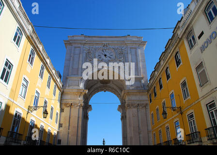 Die Rua Augusta Arch ist ein Stein, Triumphbogen, historischen Gebäude und Besucherattraktion in Lissabon, Portugal, an der Praca do Comercio Stockfoto