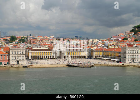 Luftbild der Innenstadt von Lissabon mit der Rua Augusta Arch (Triumphbogen) auf dem Praça do Comercio (Englisch: Commerce Square) Stockfoto