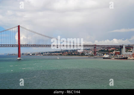 25 de Abril Bridge ist eine Hängebrücke verbindet die Stadt von Lissabon, Hauptstadt von Portugal, an die Gemeinde von Almada Stockfoto