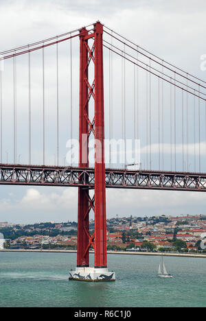 25 de Abril Bridge ist eine Hängebrücke verbindet die Stadt von Lissabon, Hauptstadt von Portugal, an die Gemeinde von Almada Stockfoto