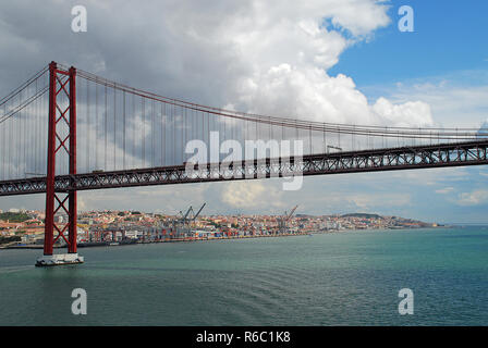 25 de Abril Bridge ist eine Hängebrücke verbindet die Stadt von Lissabon, Hauptstadt von Portugal, an die Gemeinde von Almada Stockfoto