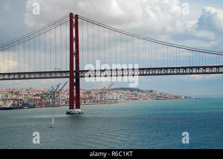 25 de Abril Bridge ist eine Hängebrücke verbindet die Stadt von Lissabon, Hauptstadt von Portugal, an die Gemeinde von Almada Stockfoto