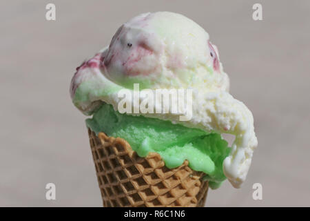 Eis Kugeln in einem Kegel Waffeln, Eis, leckere Erfrischung im Sommer Stockfoto