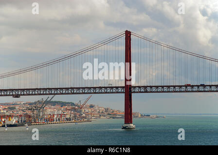 25 de Abril Bridge ist eine Hängebrücke verbindet die Stadt von Lissabon, Hauptstadt von Portugal, an die Gemeinde von Almada Stockfoto