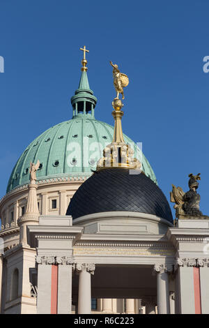 Fortuna-Portal und Turm der Nikolai-Kirche nebeneinander Stockfoto