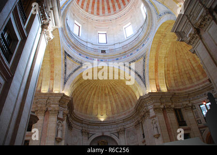 Die nationalen Pantheon (Igreja de Santa Engracia Panteao Nacional), Lissabon, Portugal. Die Kirche von Santa Engracia ist ein Denkmal aus dem 17. Jahrhundert in Lissabon, P Stockfoto