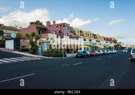 LP-5, Los Cancajos. La Palma. Die Hauptstraße, die durch das Hotel Resort Bereich mit einer Reihe von Geschäften vor allem bestehend aus Restaurants. Es ist früh am Morgen, bevor sie viele Touristen unterwegs sind. Stockfoto