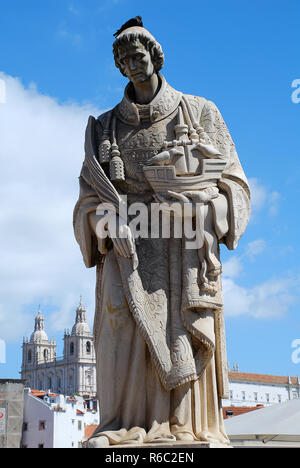 Statue des Hl. Vinzenz in Alfama, an einem der schönsten Aussichtspunkte von Lissabon befindet sich Miradouro das Portas do Sol (Sicht des Sungates) Stockfoto