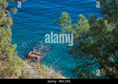 Blick von der Festung von Kavala auf die Ägäis und die Insel Thassos in der Ferne. Stockfoto