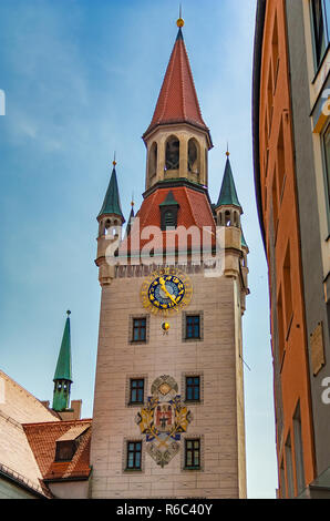 Schöne Sicht auf die berühmten talburg Tor (Talburgtor), eine mittelalterliche Rathaus turm im spätgotischen Stil mit Fresken an der Fassade und eine schöne Wand... Stockfoto