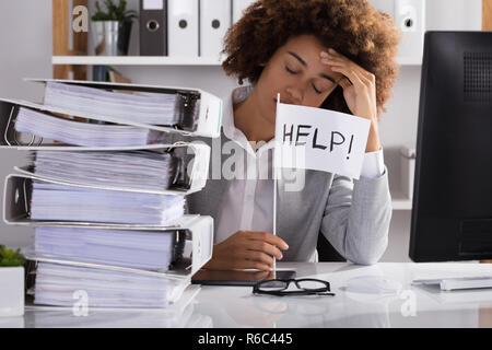 Geschäftsfrau Holding weiß Hilfe im Büro Stockfoto