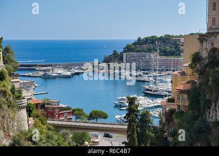 MONACO, EUROPA - August 11, 2018: Blick von oben auf die Bucht mit dem Parken von Yachten und Boote Stockfoto