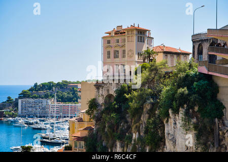MONACO, EUROPA - August 11, 2018: Haus auf einer Klippe mit Blick auf den Pier mit Yachten und Boote Stockfoto