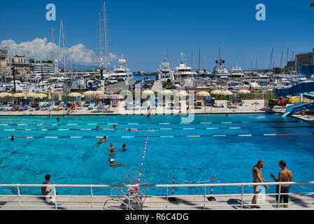 MONACO, EUROPA - August 11, 2018: Swimming Centre in der Nähe des Monte Carlo cruise Port Stockfoto
