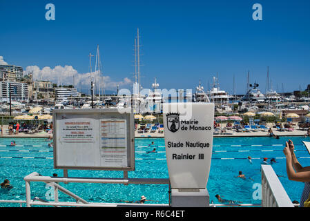 MONACO, EUROPA - August 11, 2018: Swimming Centre in der Nähe des Monte Carlo cruise Port Stockfoto