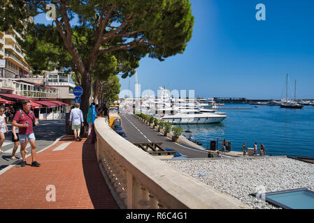 MONACO, EUROPA - August 11, 2018: Damm mit Geschäften und Hotels, Blick auf den Pier Stockfoto
