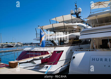 MONACO, EUROPA - August 11, 2018: Liegeplatz mit Yachten, Monte Carlo port Stockfoto